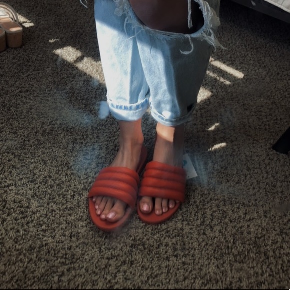 trendy red slides - Picture 4 of 4